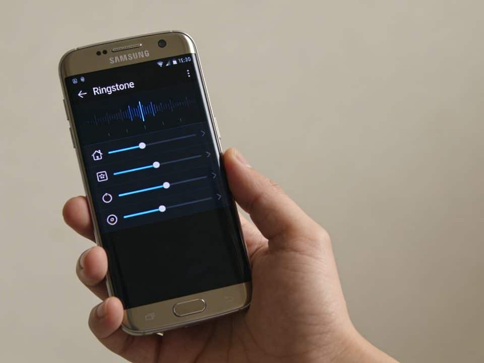 main tenant un smartphone samsung affichant reglages de sonnerie