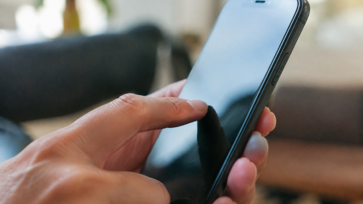 Doigts appuyant sur ecran tactile du telephone vertical
