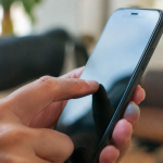 Doigts appuyant sur ecran tactile du telephone vertical