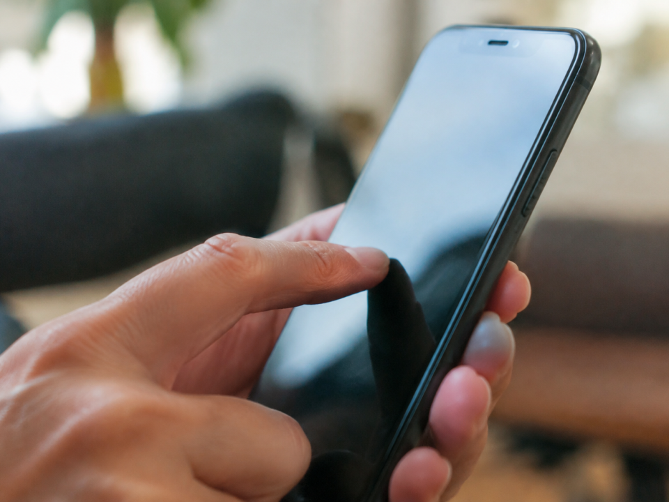 Doigts appuyant sur ecran tactile du telephone vertical
