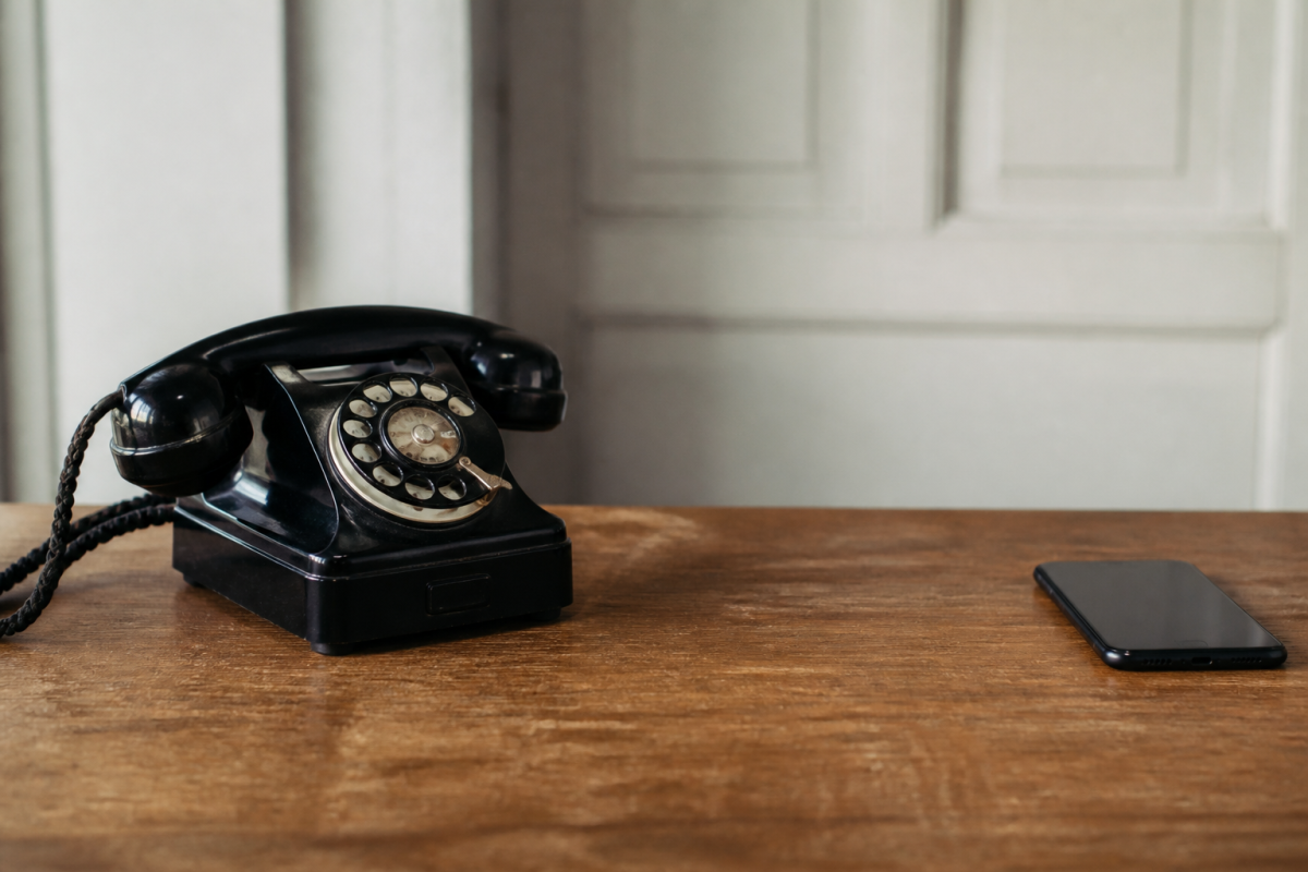 Ancien telephone et nouvel appareil espaces un metre