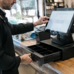 Commercant branche un tiroir monnaie sous ecran tactile