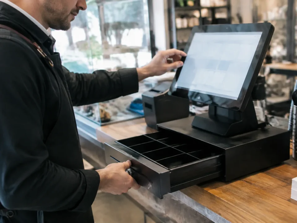 Commercant branche un tiroir monnaie sous ecran tactile