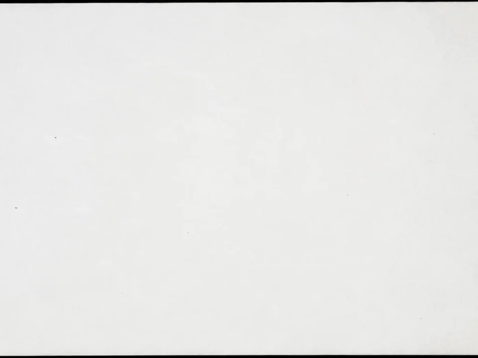 Document blanc avec marques de recadrage noires sur bords