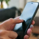 Comment bien configurer mon appareil Android ou iPhone Doigts appuyant sur ecran tactile du telephone vertical